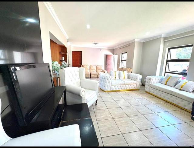 3 BEDROOM HOUSE FOR SALE IN MIDSTREAM HILL